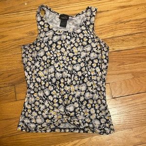 White and yellow daisy tank top